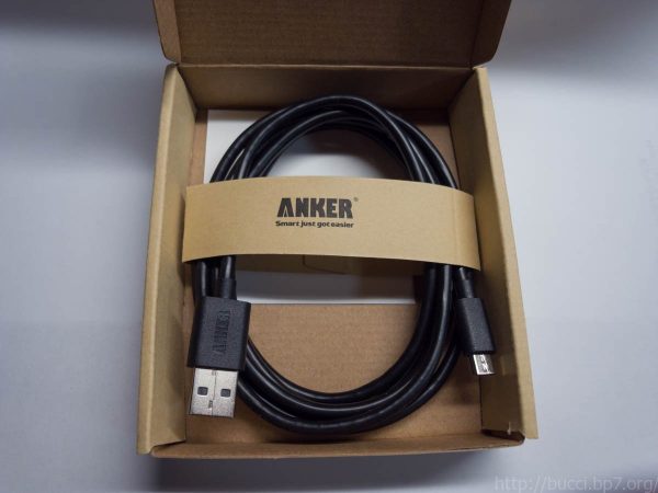 別途購入した ANKER の microUSB ケーブル。